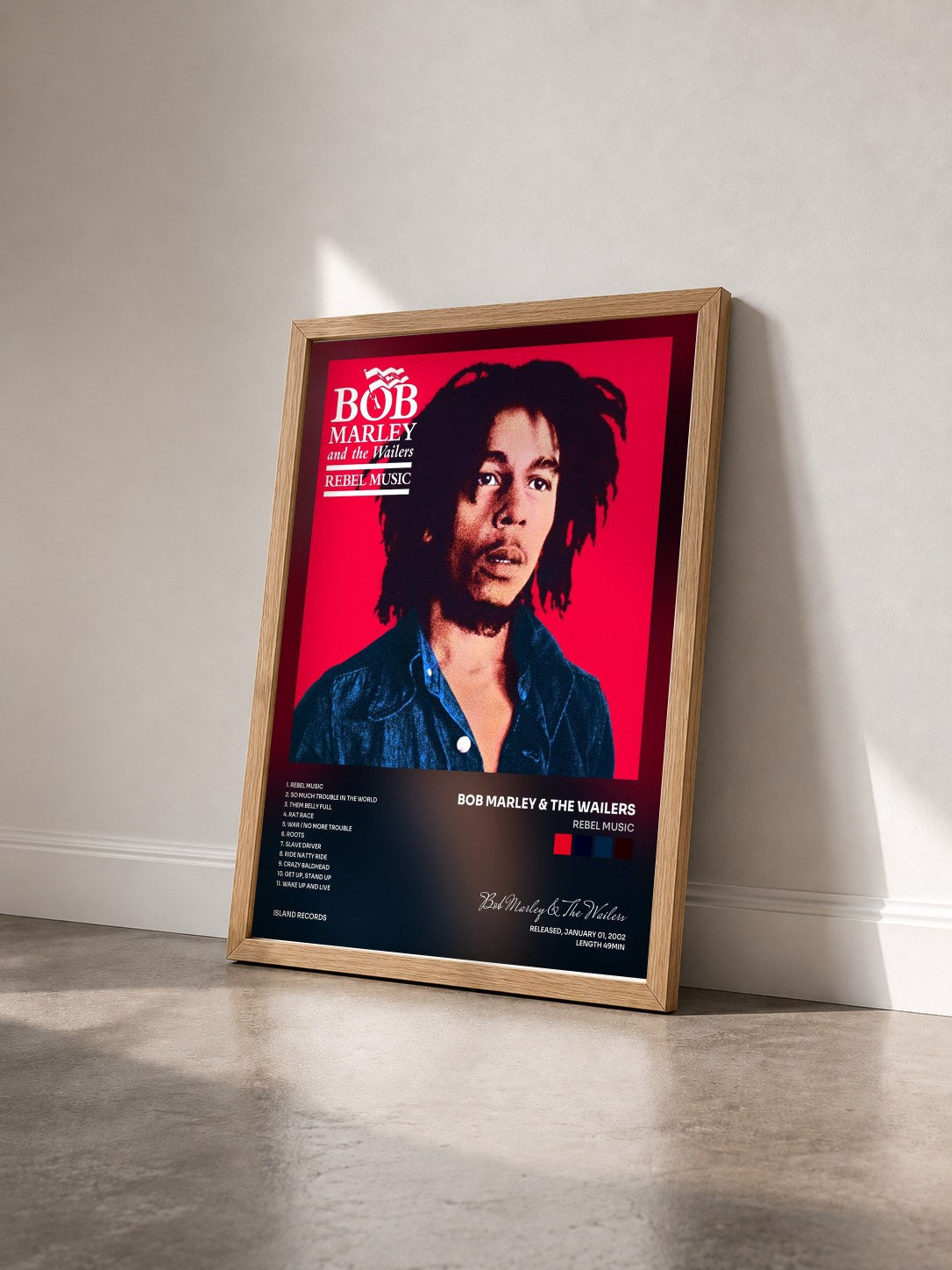 #bois Tableau de l'album Rebel Music de Bob Marley & The Wailers vu de trois quarts, cadre en bois brut
