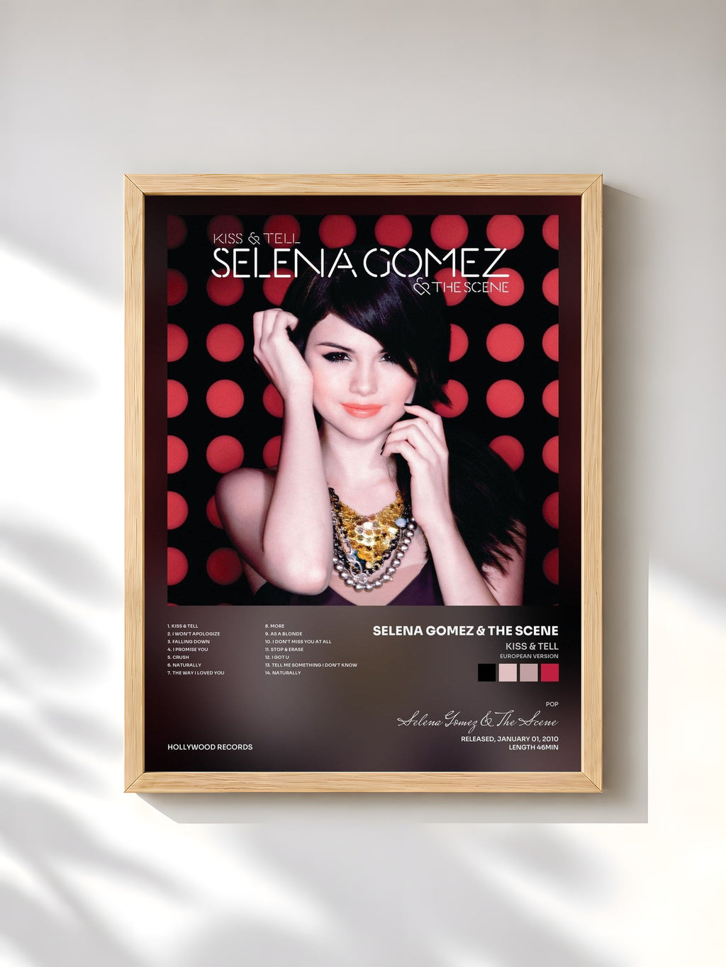 #bois Tableau de l'album Kiss & Tell (European Version) de Selena Gomez & The Scene, cadre en bois brut, imprimé et encadré en France