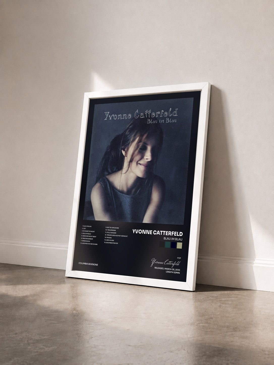 #blanc Tableau de l'album Blau Im Blau de Yvonne Catterfeld vu de trois quarts, cadre blanc