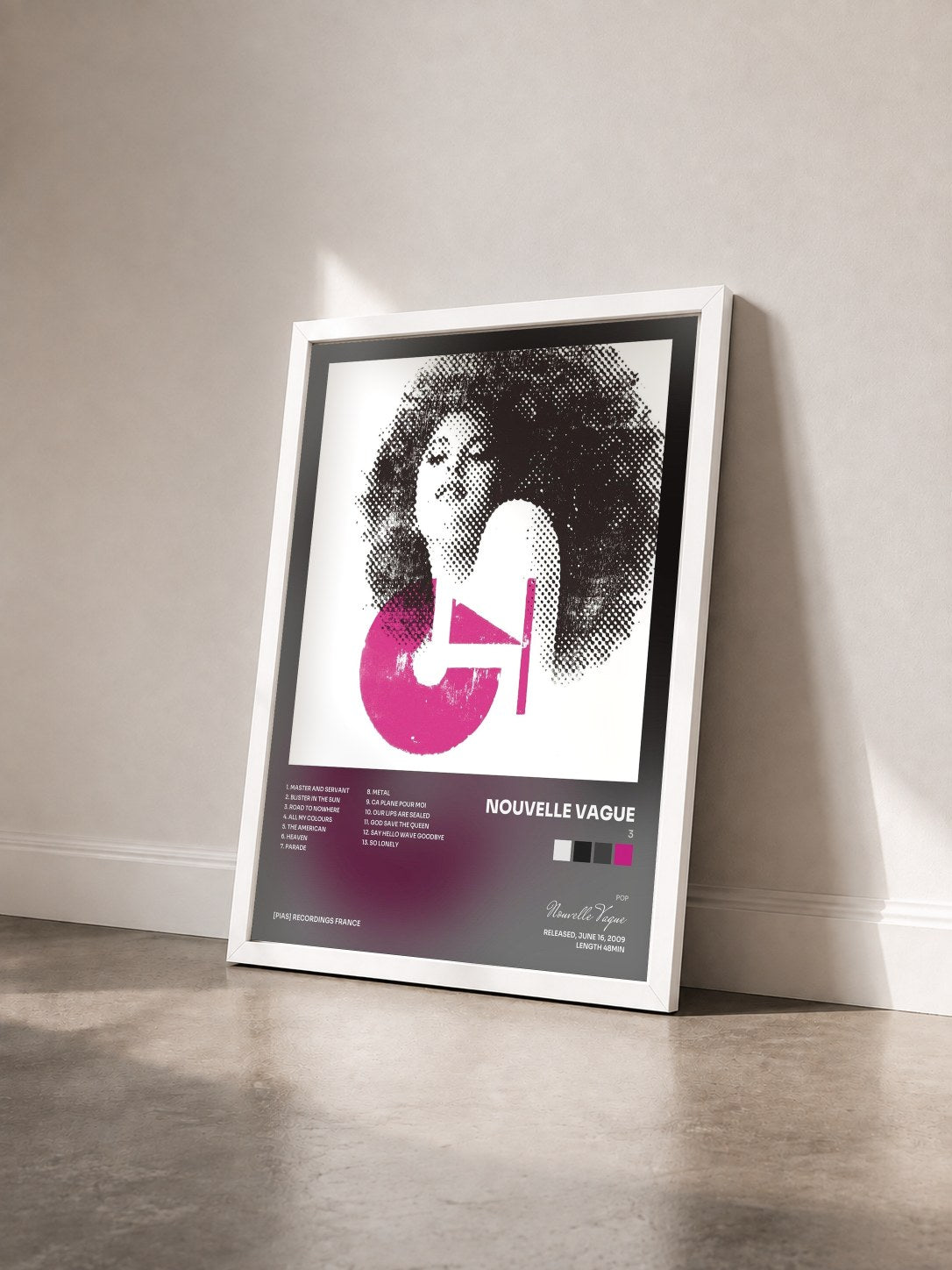 #blanc Tableau de l'album 3 de Nouvelle Vague vu de trois quarts, cadre blanc