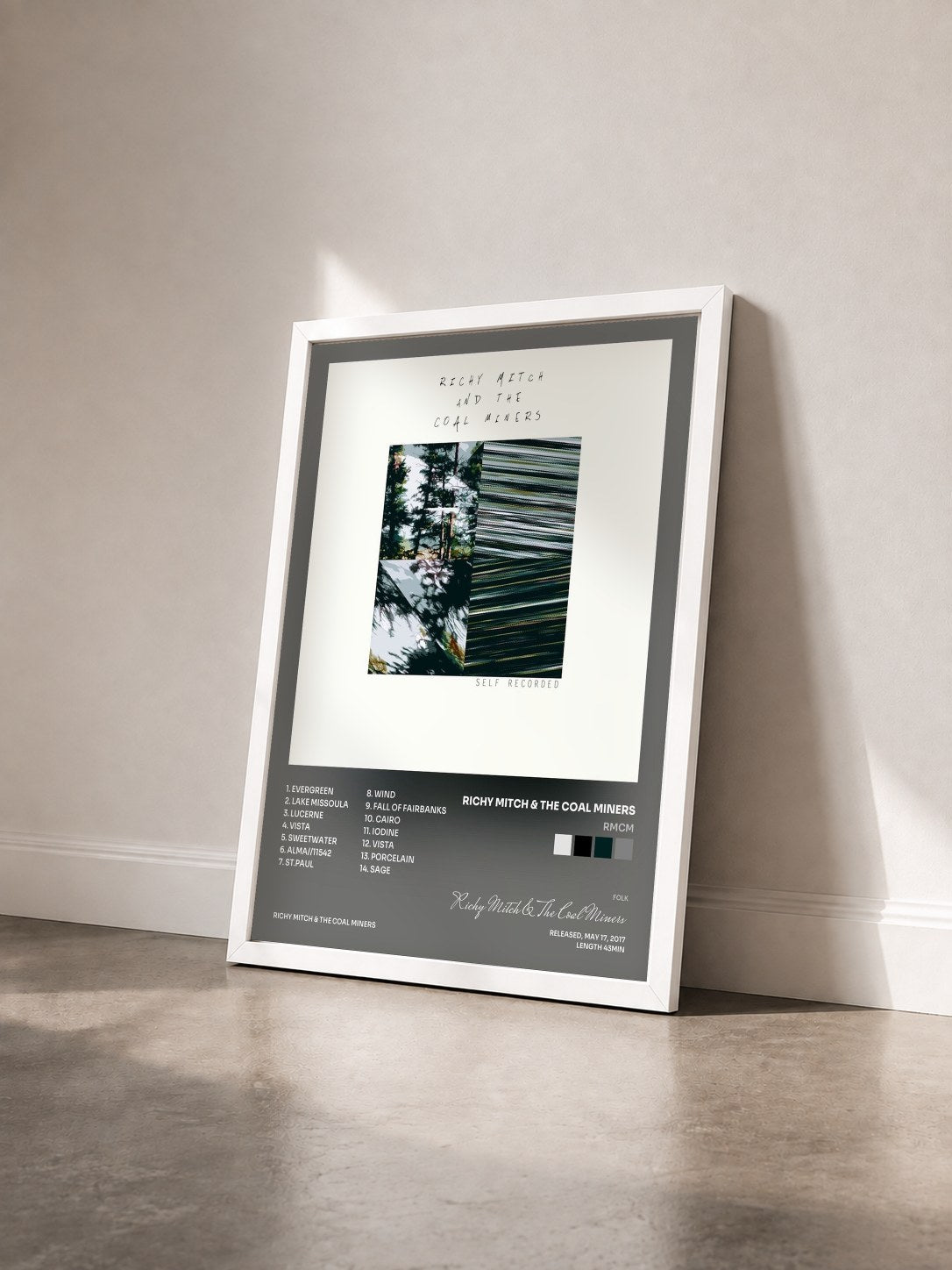 #blanc Tableau de l'album RMCM de Richy Mitch & The Coal Miners vu de trois quarts, cadre blanc