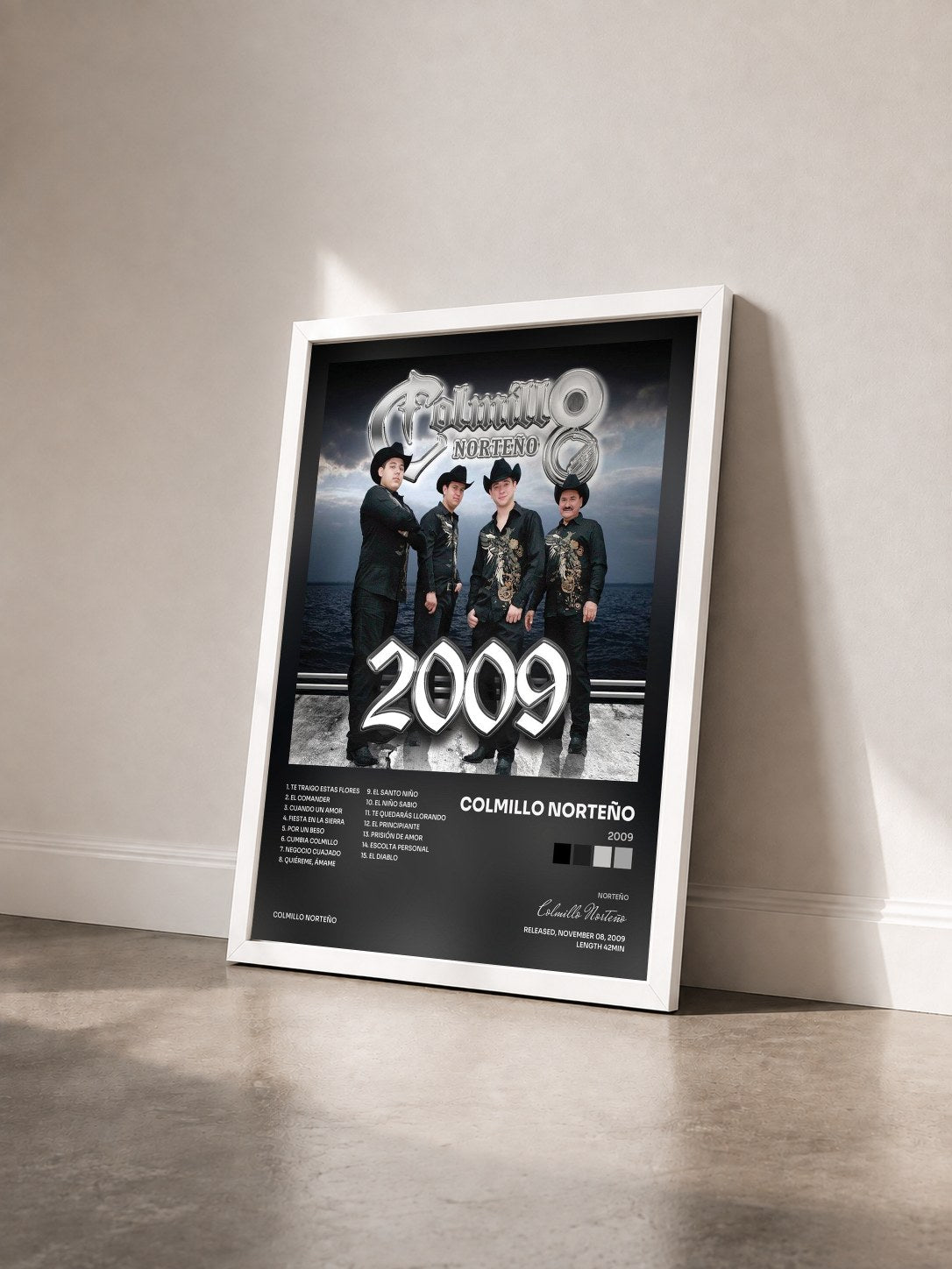 #blanc Tableau de l'album 2009 de Colmillo Norteño vu de trois quarts, cadre blanc