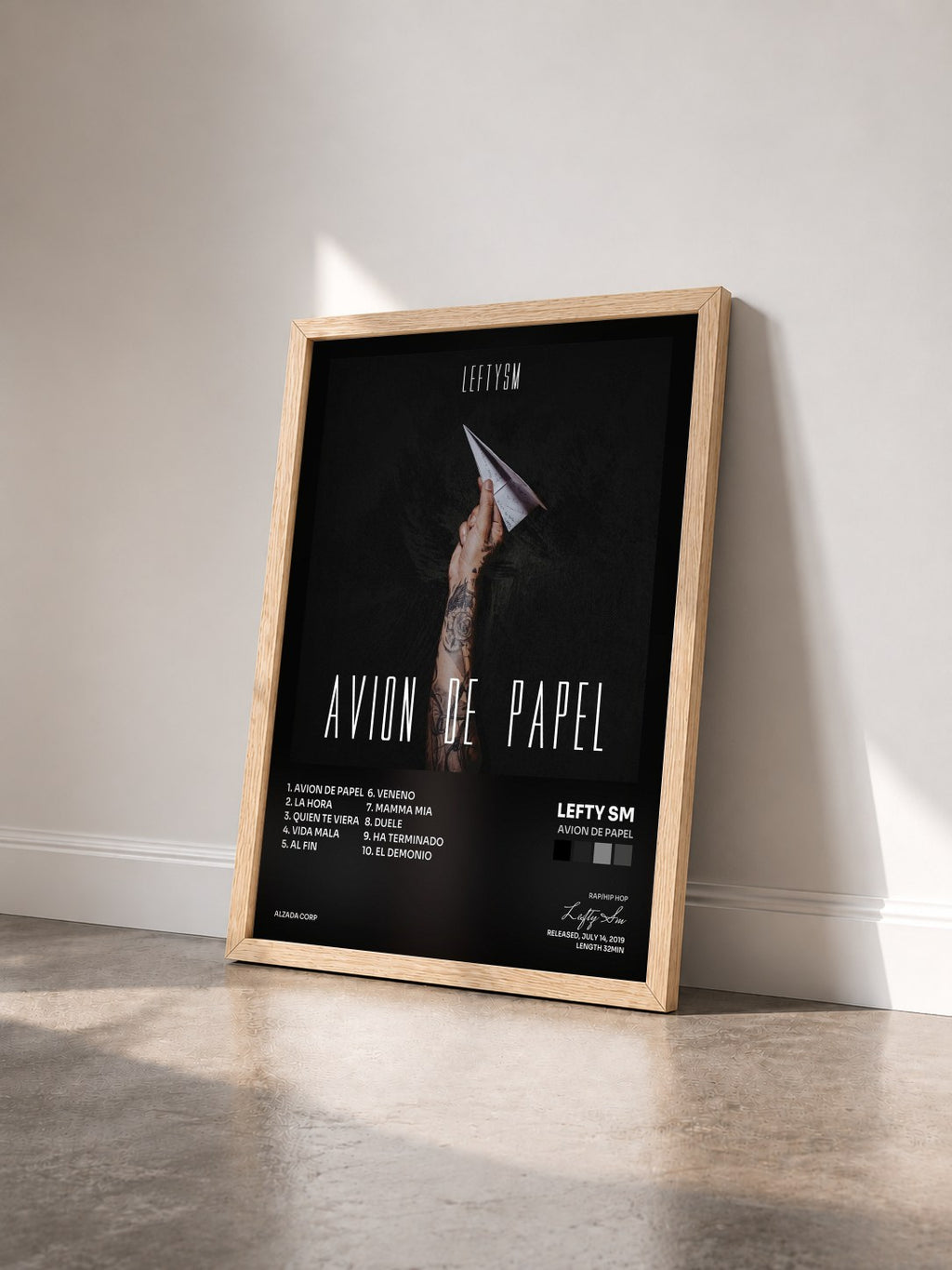 #bois Tableau de l'album Avion de Papel de Lefty Sm vu de trois quarts, cadre en bois brut