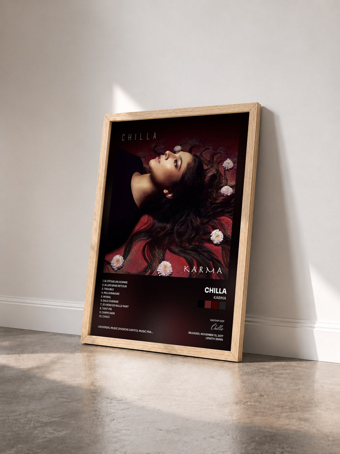 #bois Tableau de l'album Karma de Chilla vu de trois quarts, cadre en bois brut