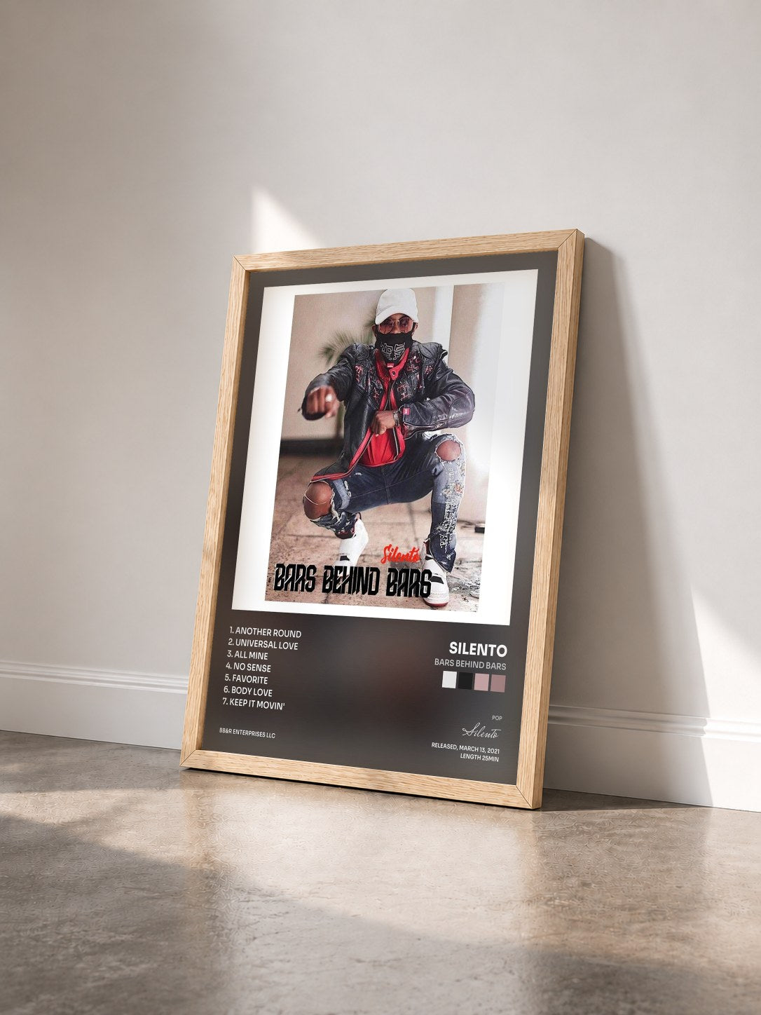 #bois Tableau de l'album Bars Behind Bars de Silento vu de trois quarts, cadre en bois brut