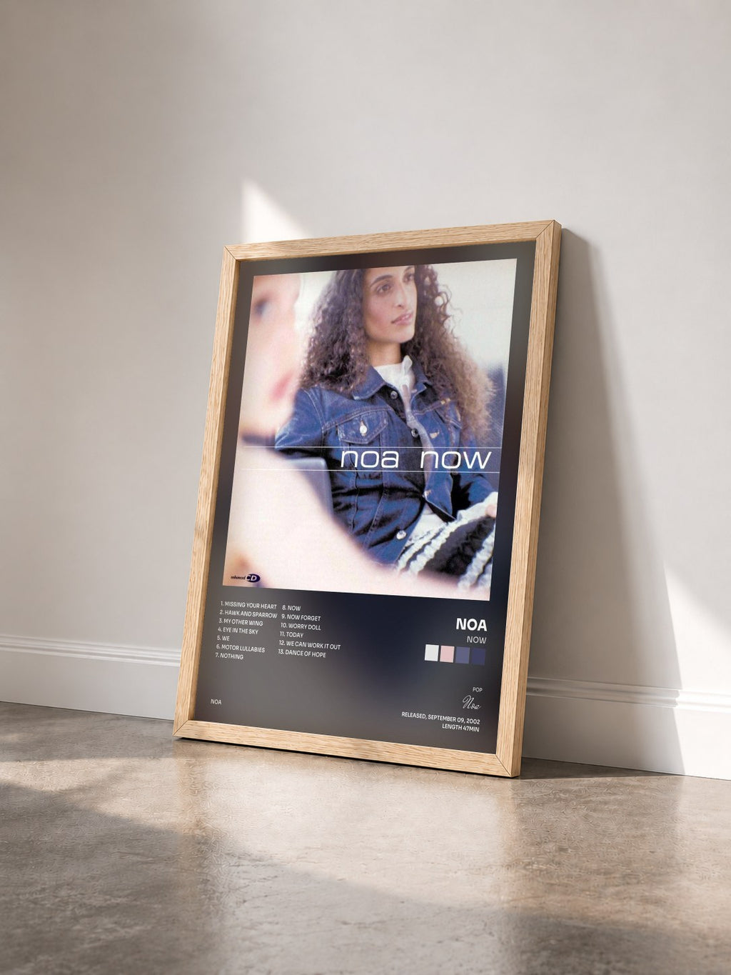 #bois Tableau de l'album Now de Noa vu de trois quarts, cadre en bois brut