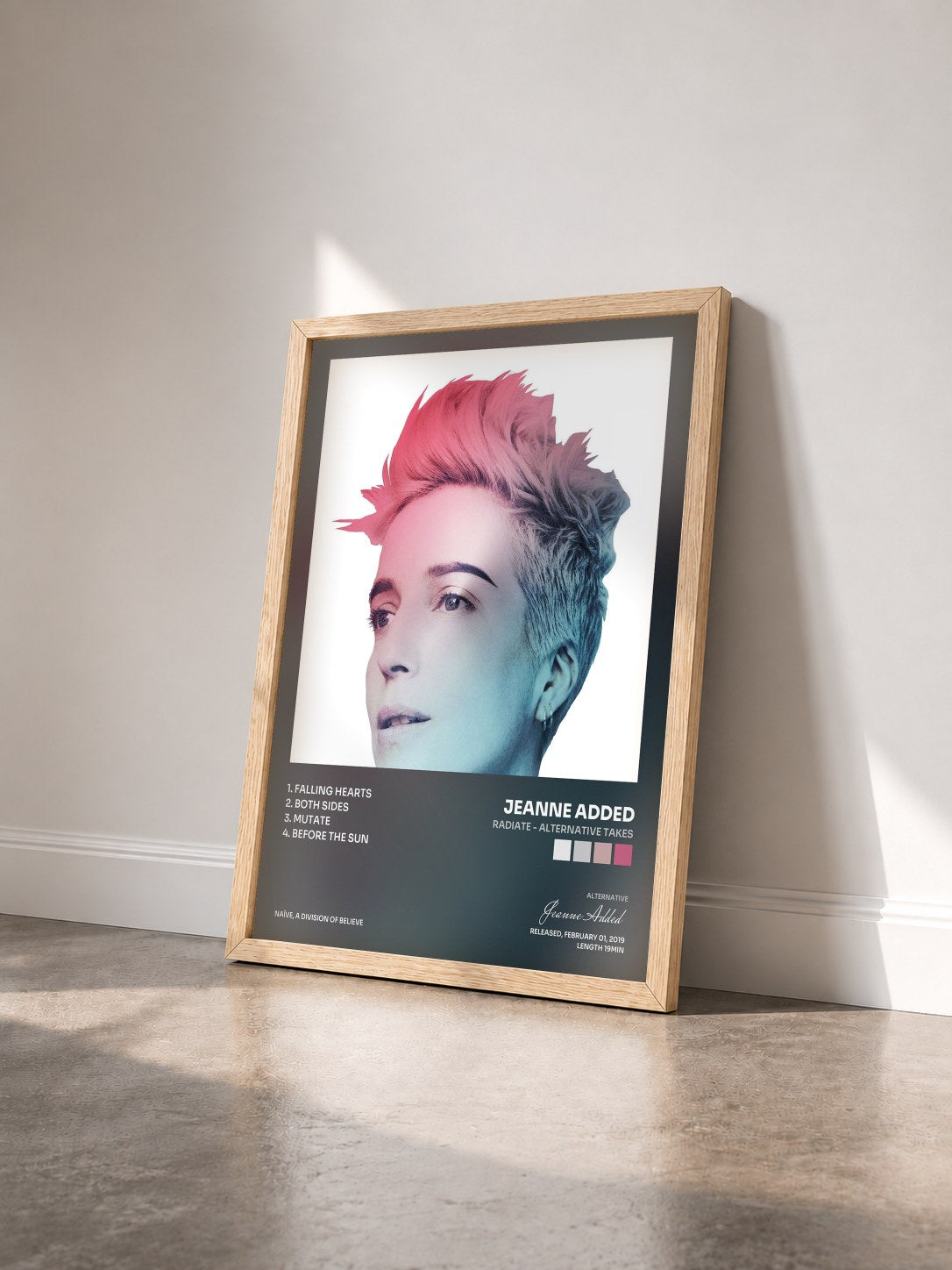 #bois Tableau de l'album Radiate - Alternative Takes de Jeanne Added vu de trois quarts, cadre en bois brut