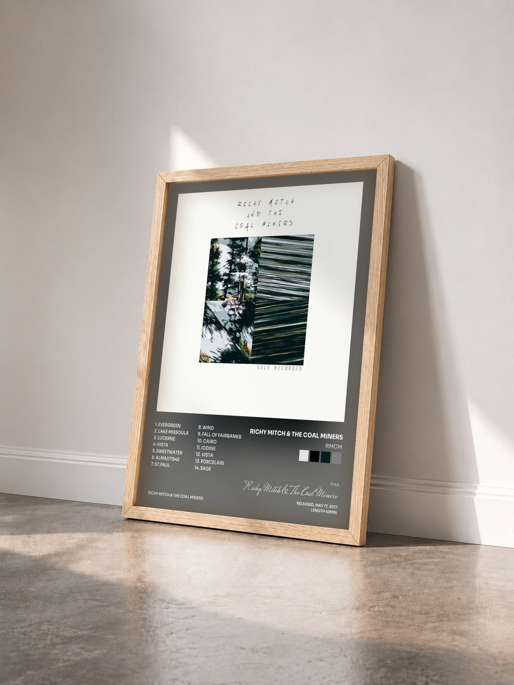 #bois Tableau de l'album RMCM de Richy Mitch & The Coal Miners vu de trois quarts, cadre en bois brut