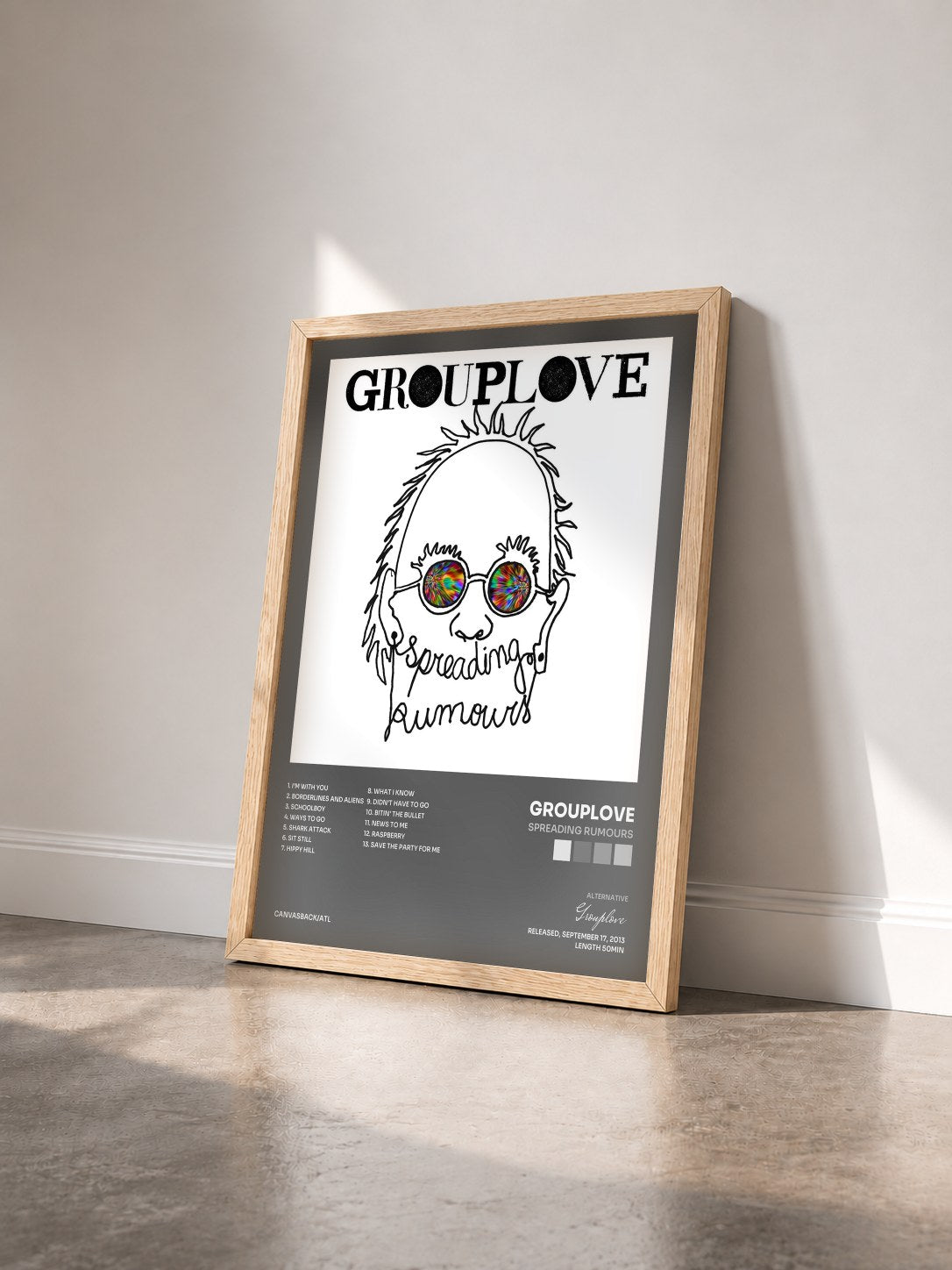 #bois Tableau de l'album Spreading Rumours de Grouplove vu de trois quarts, cadre en bois brut