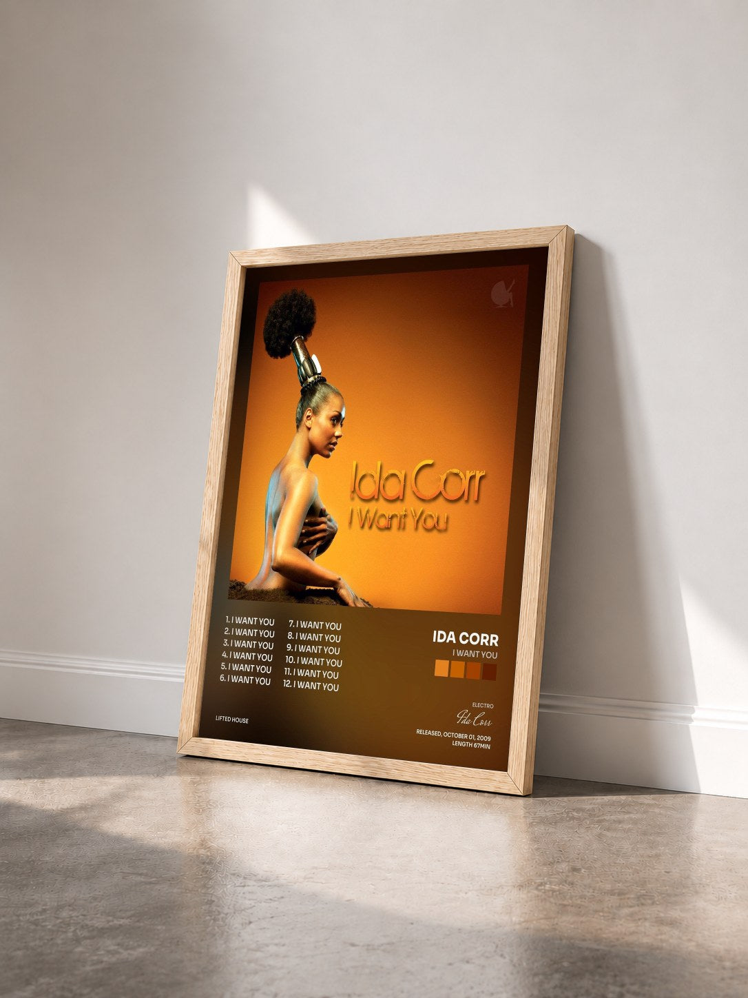 #bois Tableau de l'album I Want You de Ida Corr vu de trois quarts, cadre en bois brut