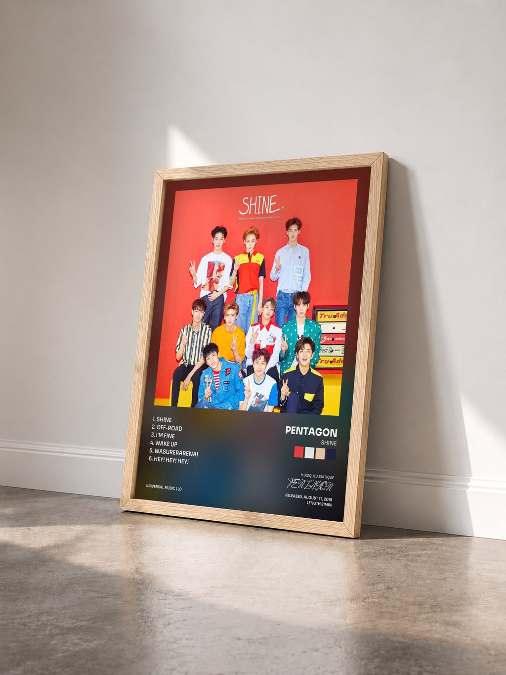 #bois Tableau de l'album Shine de PENTAGON vu de trois quarts, cadre en bois brut