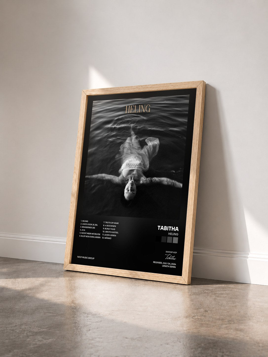 #bois Tableau de l'album Heling de Tabitha vu de trois quarts, cadre en bois brut
