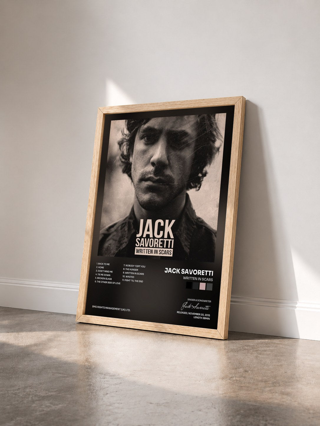 #bois Tableau de l'album Written in Scars de Jack Savoretti vu de trois quarts, cadre en bois brut
