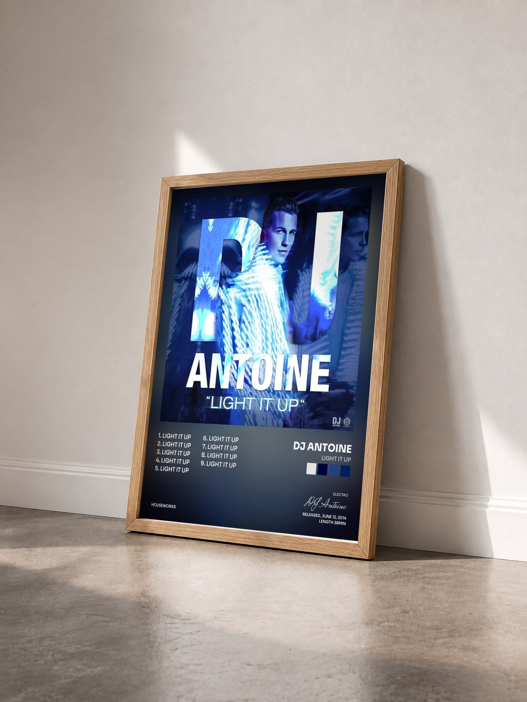 #bois Tableau de l'album Light It Up de DJ Antoine vu de trois quarts, cadre en bois brut