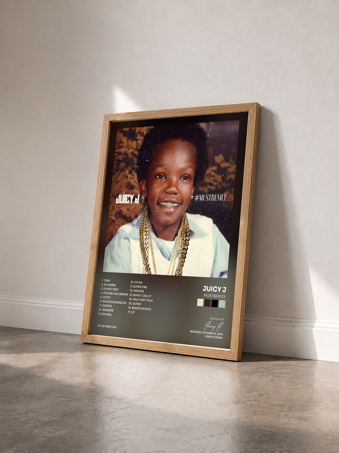 #bois Tableau de l'album Mustbenice de Juicy J vu de trois quarts, cadre en bois brut