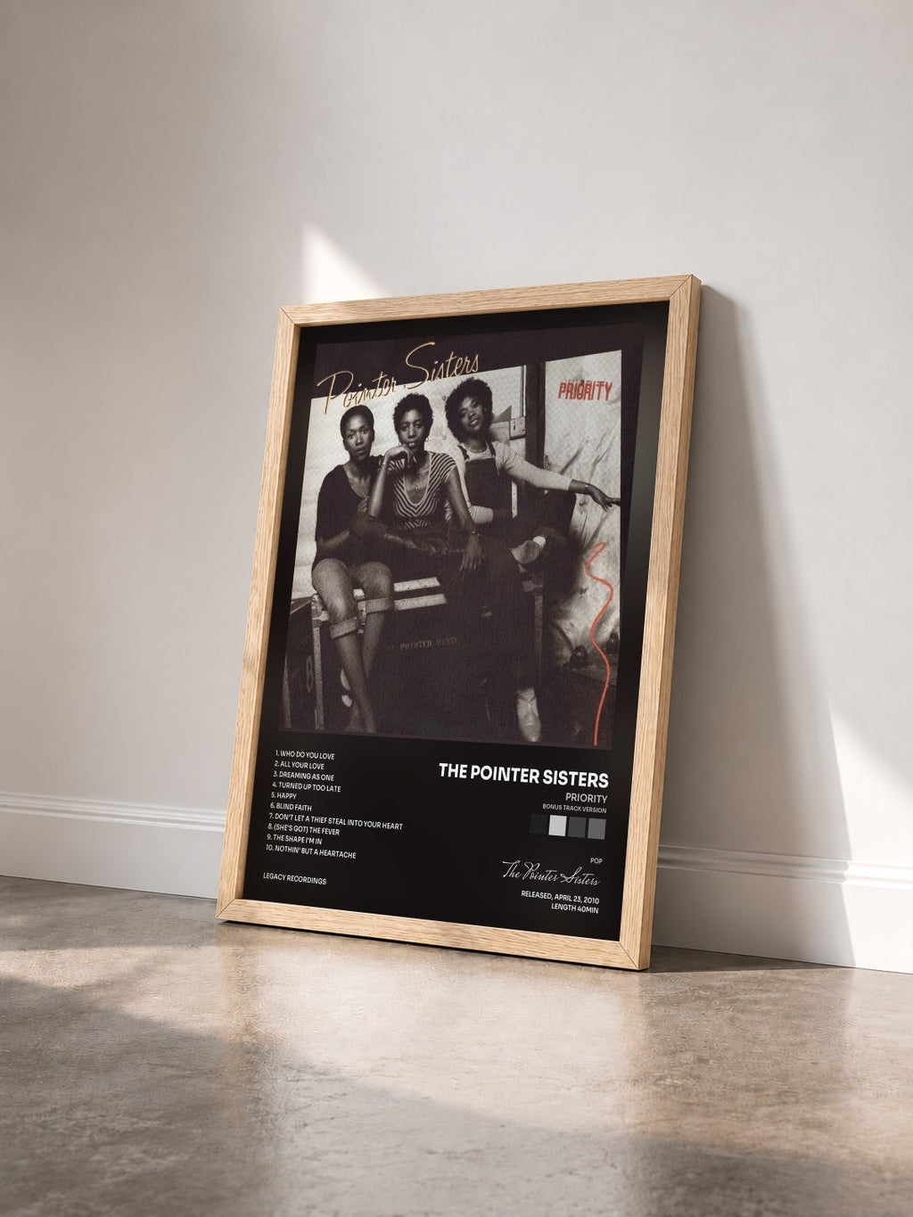#bois Tableau de l'album Priority (Bonus Track Version) de The Pointer Sisters vu de trois quarts, cadre en bois brut