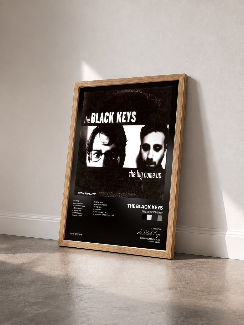 #bois Tableau de l'album The Big Come Up de The Black Keys vu de trois quarts, cadre en bois brut