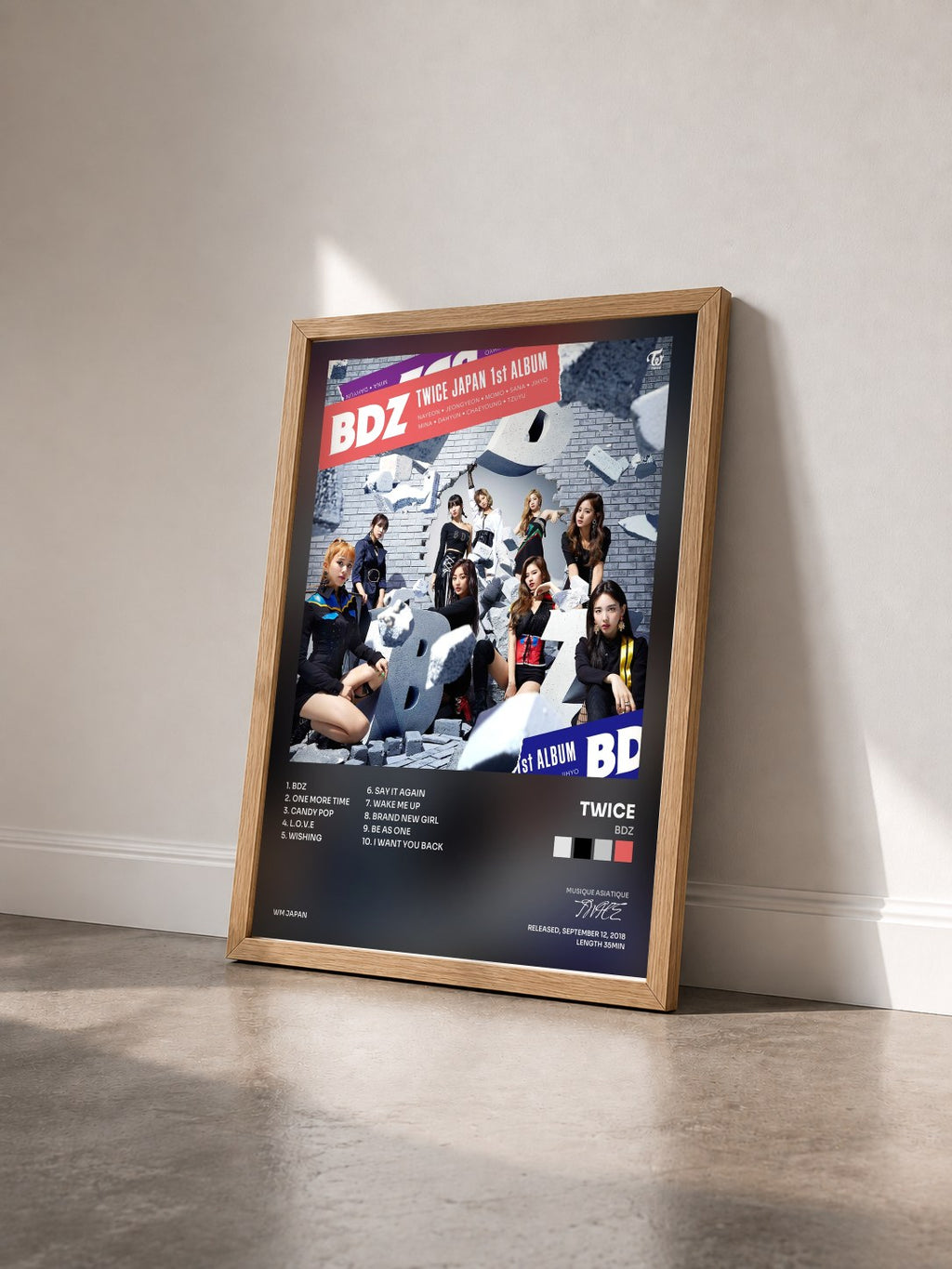 #bois Tableau de l'album BDZ de TWICE vu de trois quarts, cadre en bois brut