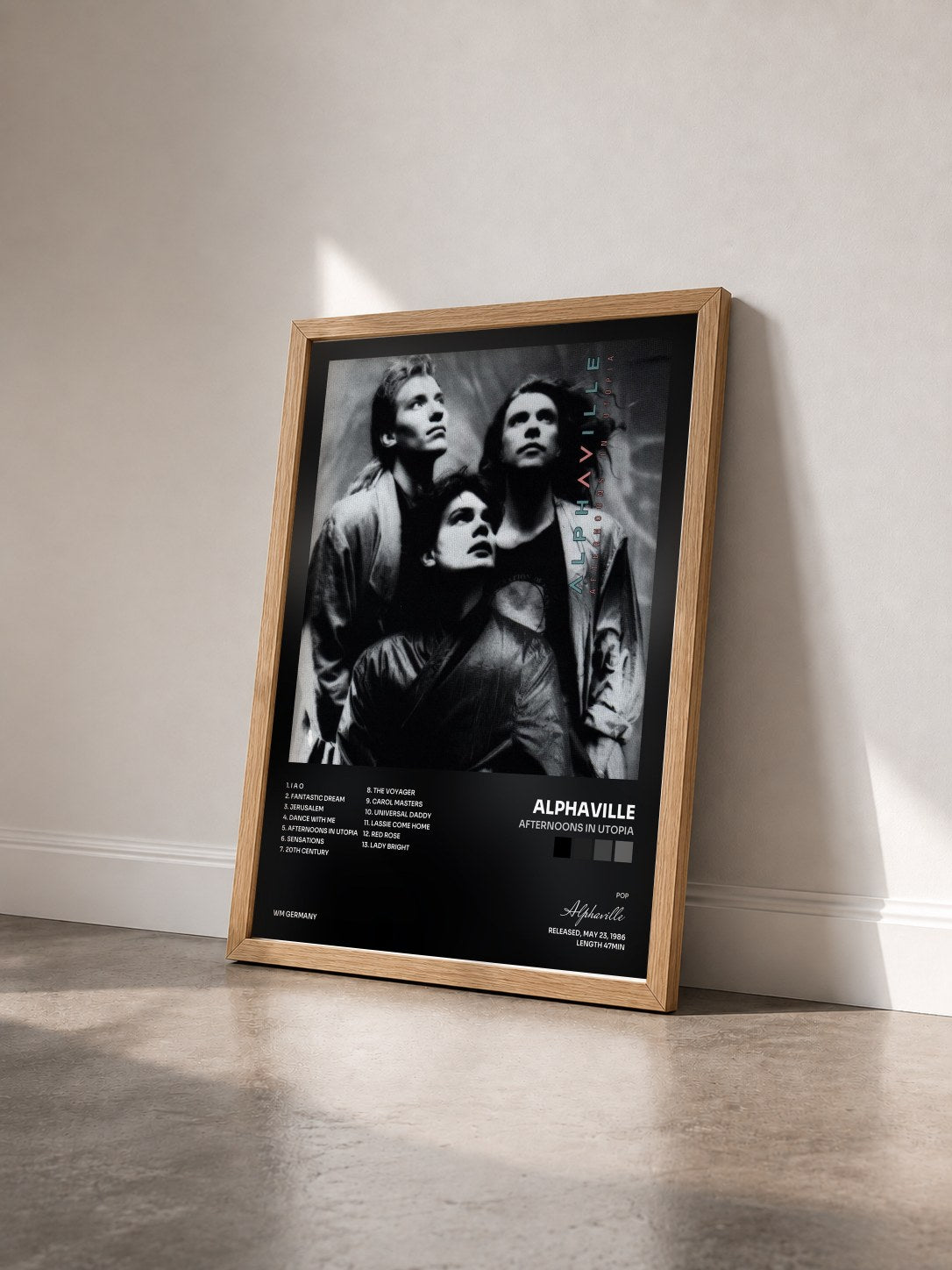 #bois Tableau de l'album Afternoons in Utopia de Alphaville vu de trois quarts, cadre en bois brut