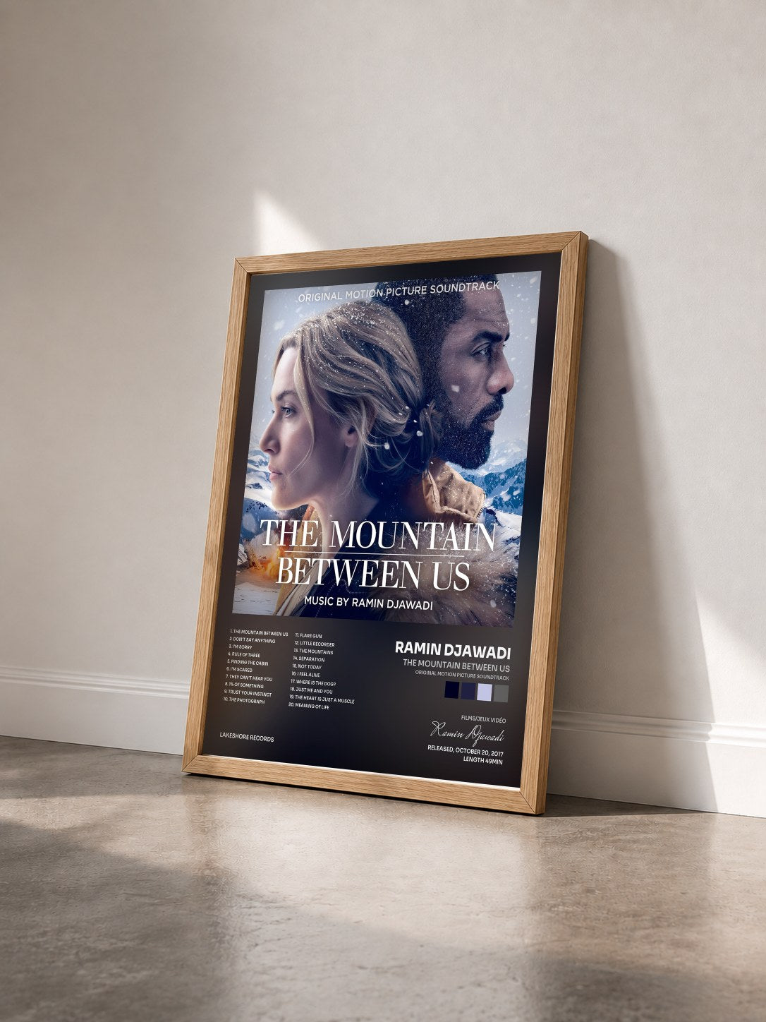 #bois Tableau de l'album The Mountain Between Us (Original Motion Picture Soundtrack) de Ramin Djawadi vu de trois quarts, cadre en bois brut