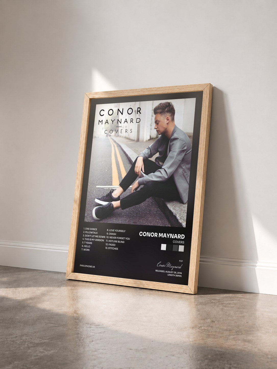 #bois Tableau de l'album Covers de Conor Maynard vu de trois quarts, cadre en bois brut