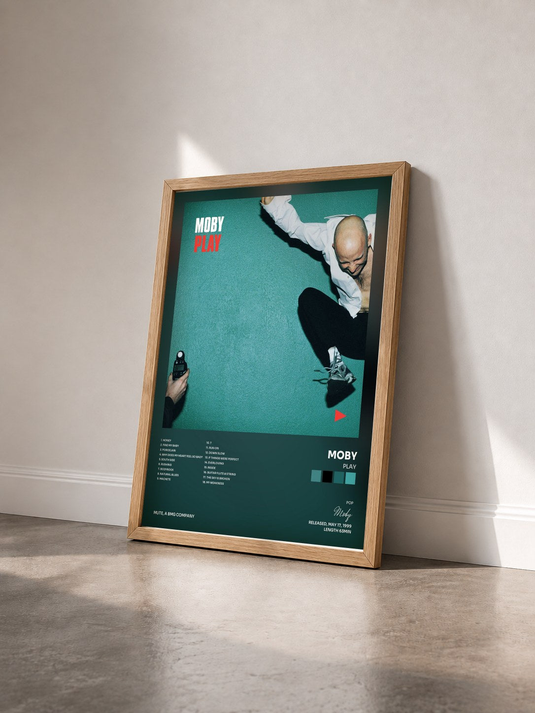#bois Tableau de l'album Play de Moby vu de trois quarts, cadre en bois brut