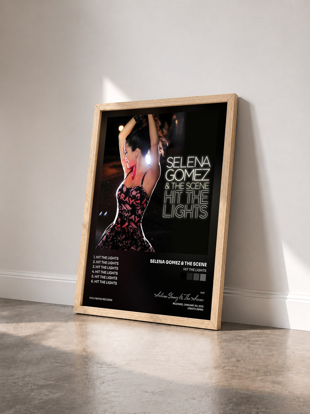 #bois Tableau de l'album Hit The Lights de Selena Gomez & The Scene vu de trois quarts, cadre en bois brut