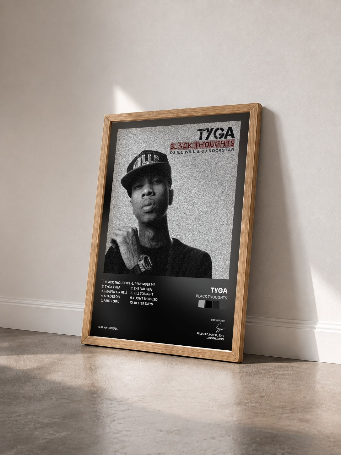 #bois Tableau de l'album Black Thoughts de Tyga vu de trois quarts, cadre en bois brut
