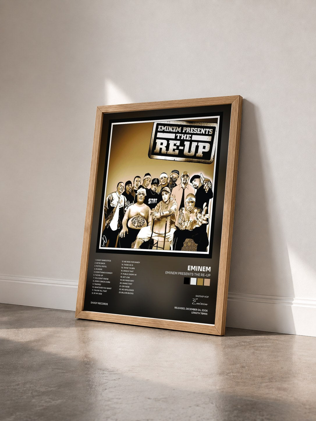 #bois Tableau de l'album Eminem Presents The Re-Up de Eminem vu de trois quarts, cadre en bois brut