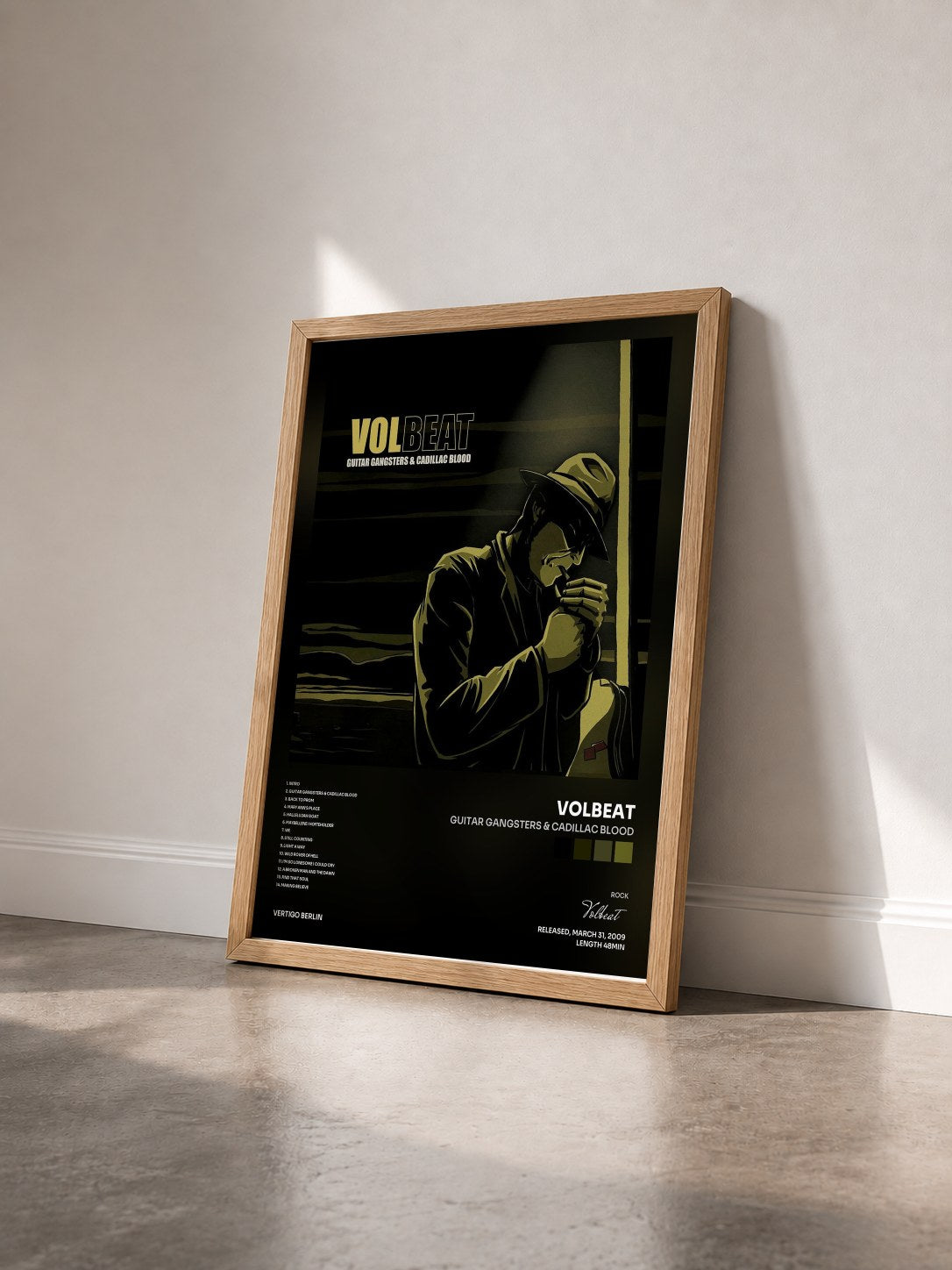 #bois Tableau de l'album Guitar Gangsters & Cadillac Blood de Volbeat vu de trois quarts, cadre en bois brut