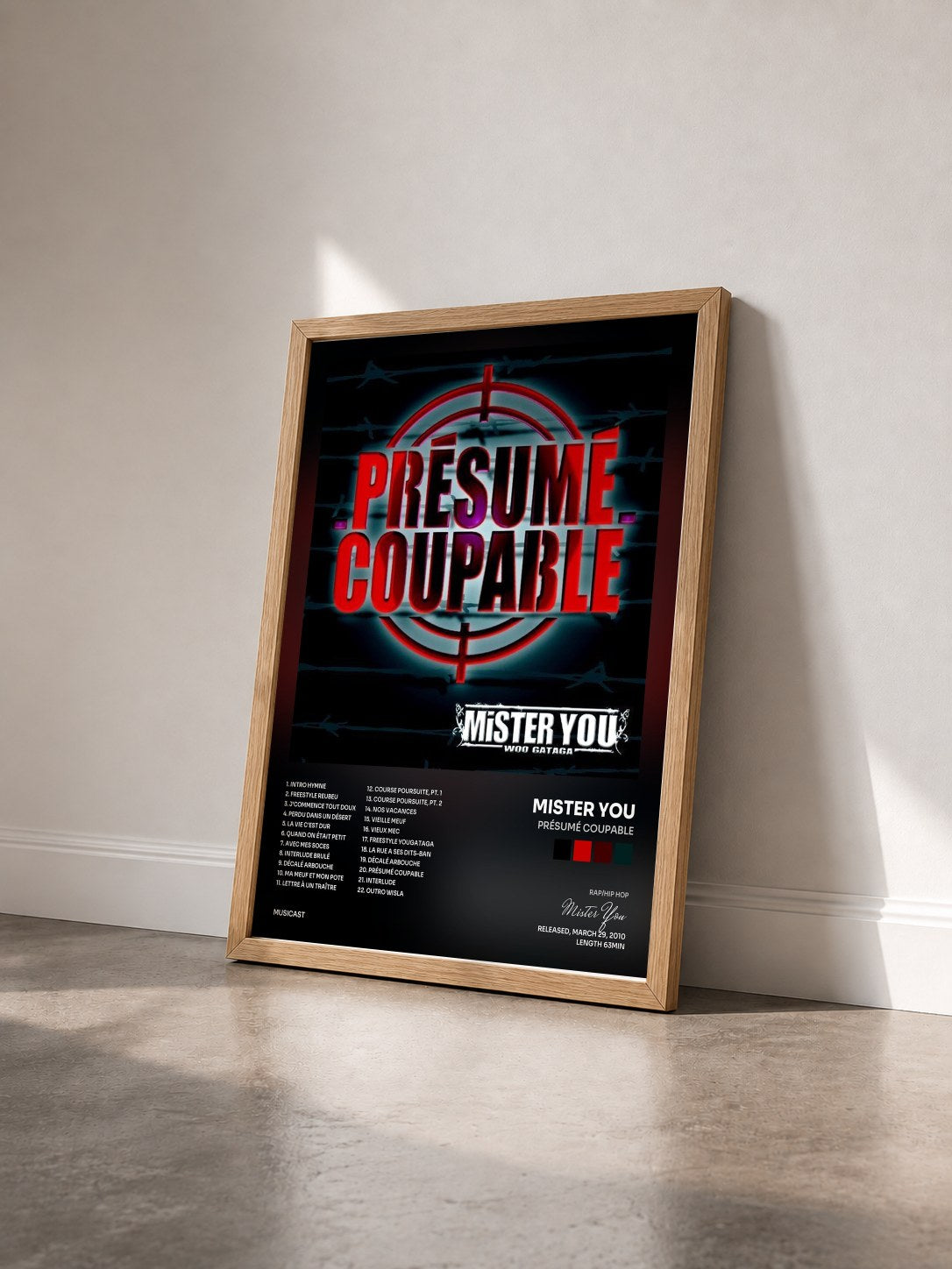 #bois Tableau de l'album Présumé coupable de Mister You vu de trois quarts, cadre en bois brut