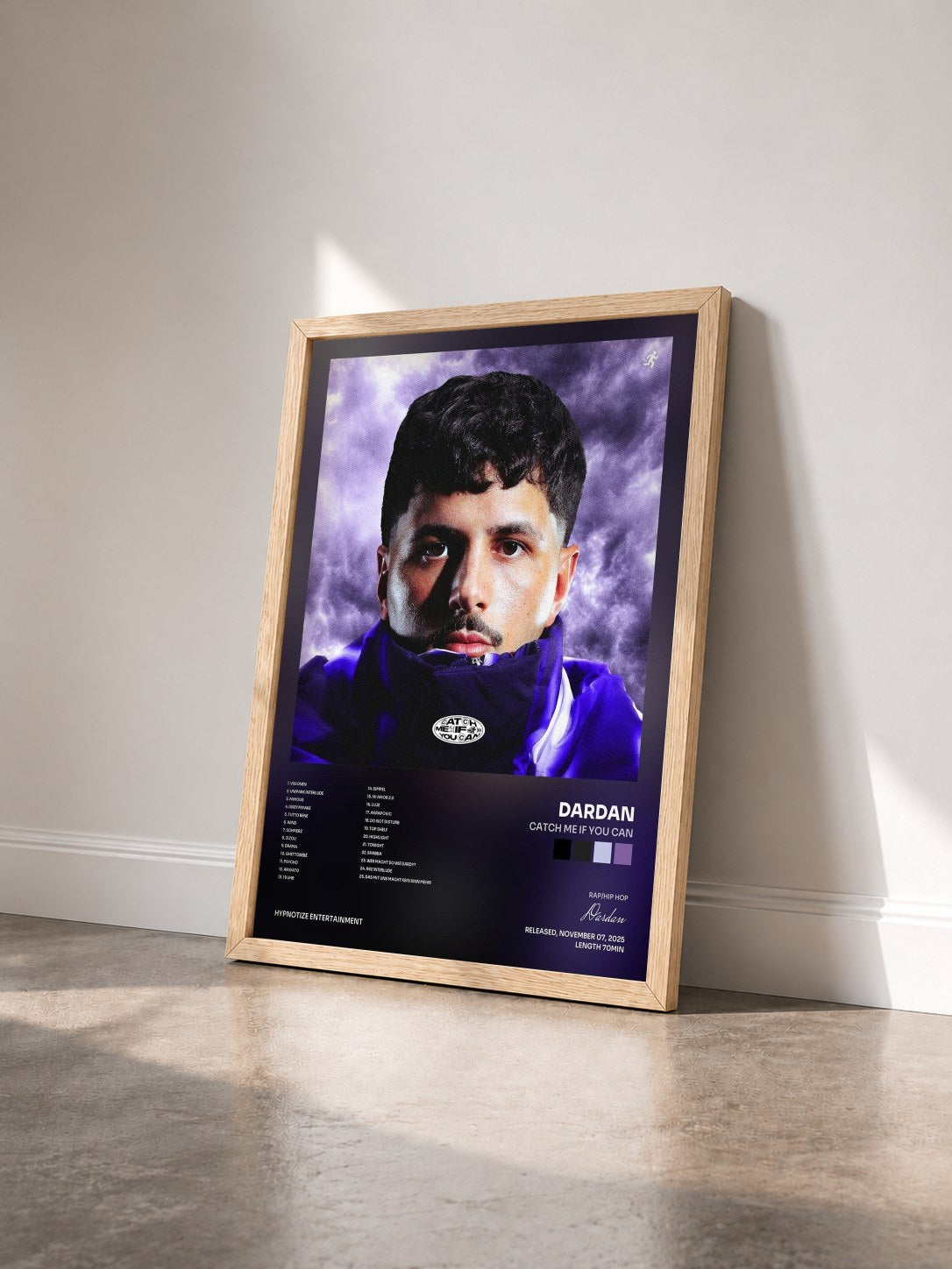 #bois Tableau de l'album CATCH ME IF YOU CAN de Dardan vu de trois quarts, cadre en bois brut
