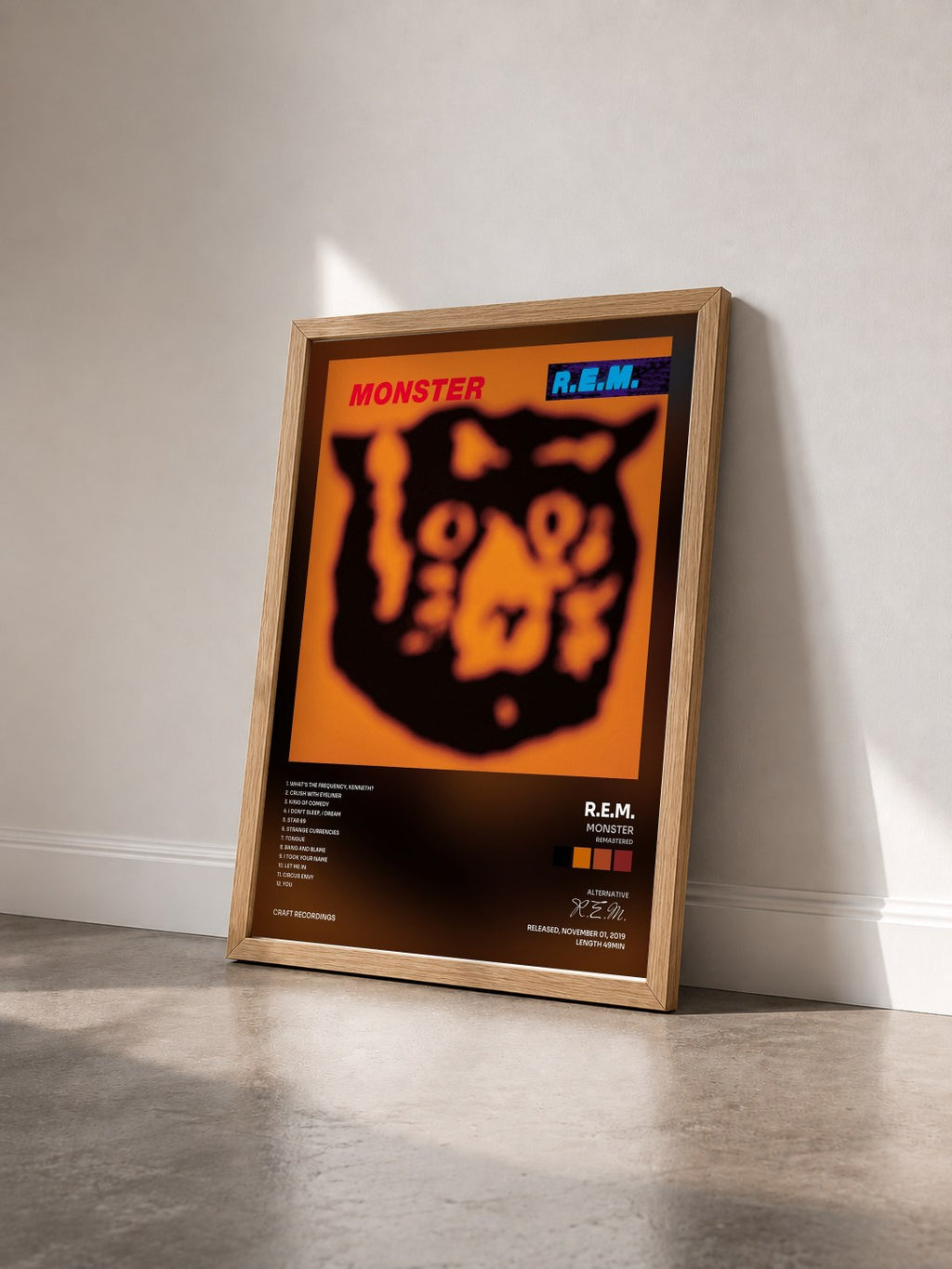 #bois Tableau de l'album Monster (Remastered) de R.E.M. vu de trois quarts, cadre en bois brut
