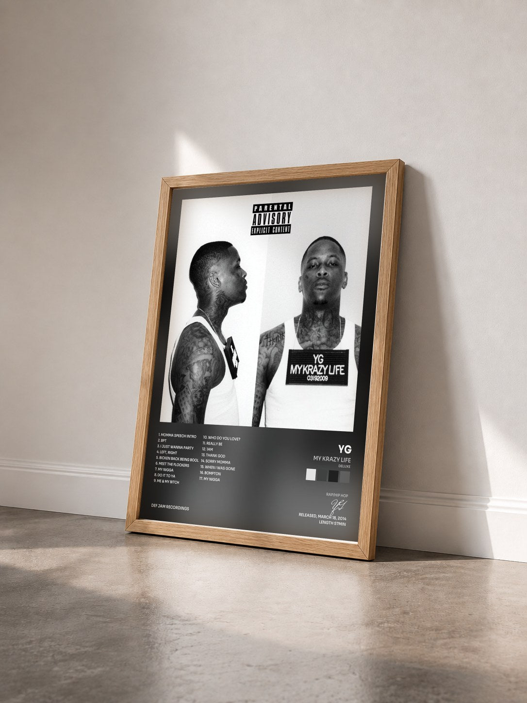 #bois Tableau de l'album My Krazy Life (Deluxe) de YG vu de trois quarts, cadre en bois brut