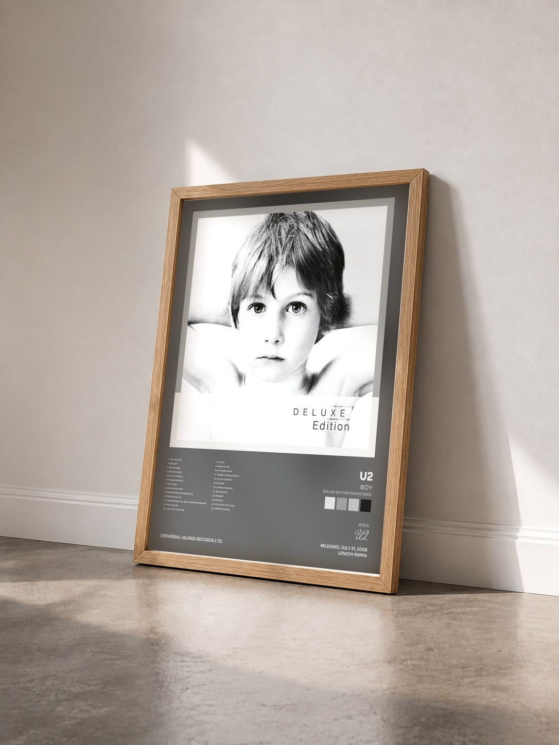 #bois Tableau de l'album Boy (Deluxe Edition Remastered) de U2 vu de trois quarts, cadre en bois brut