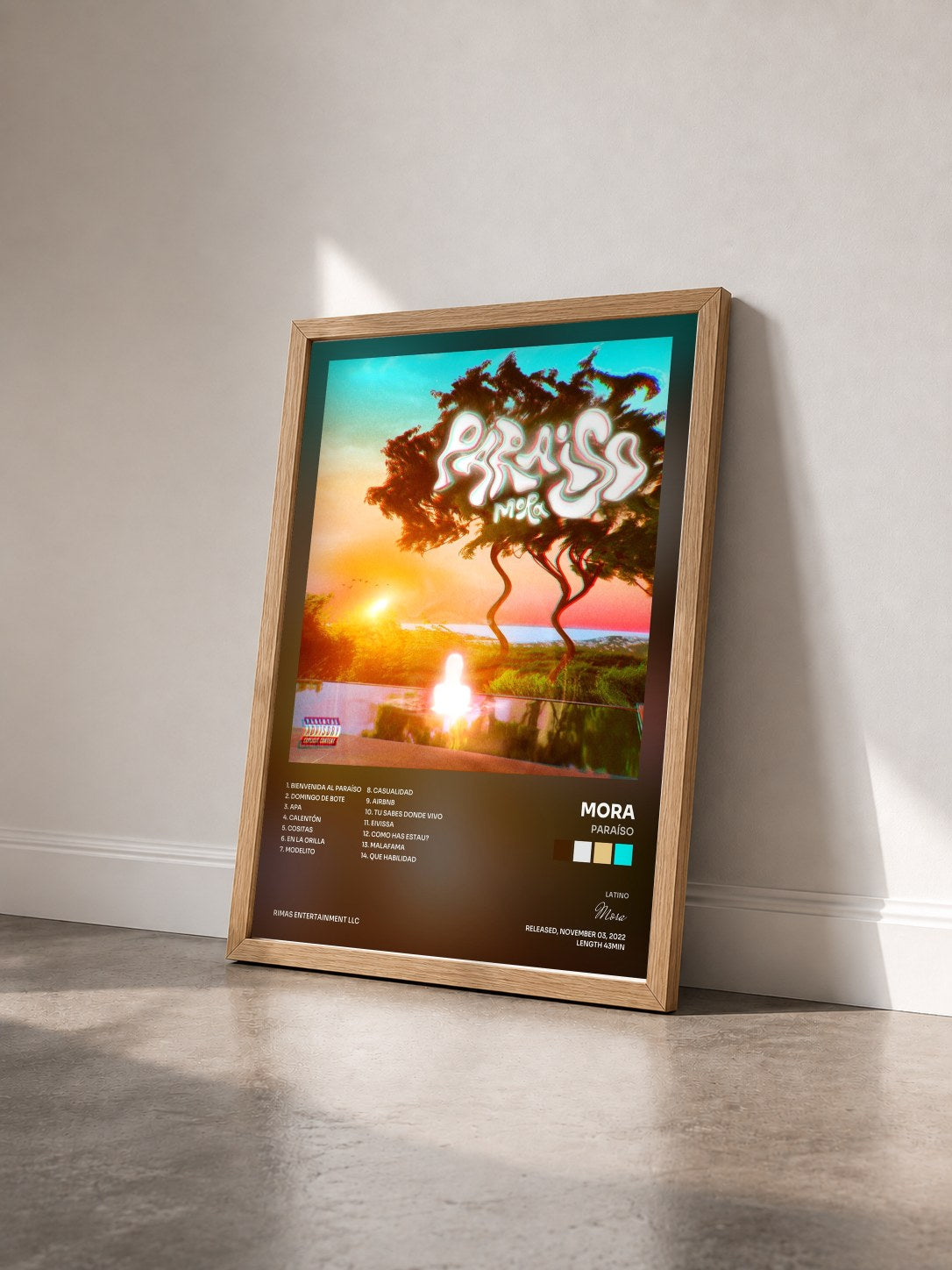 #bois Tableau de l'album PARAÍSO de Mora vu de trois quarts, cadre en bois brut