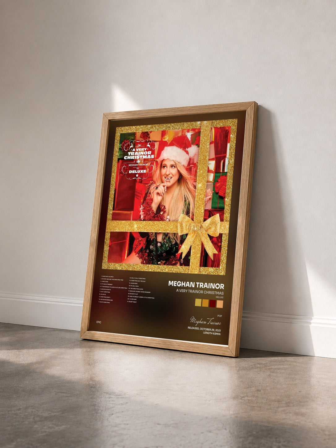 #bois Tableau de l'album A Very Trainor Christmas (Deluxe) de Meghan Trainor vu de trois quarts, cadre en bois brut