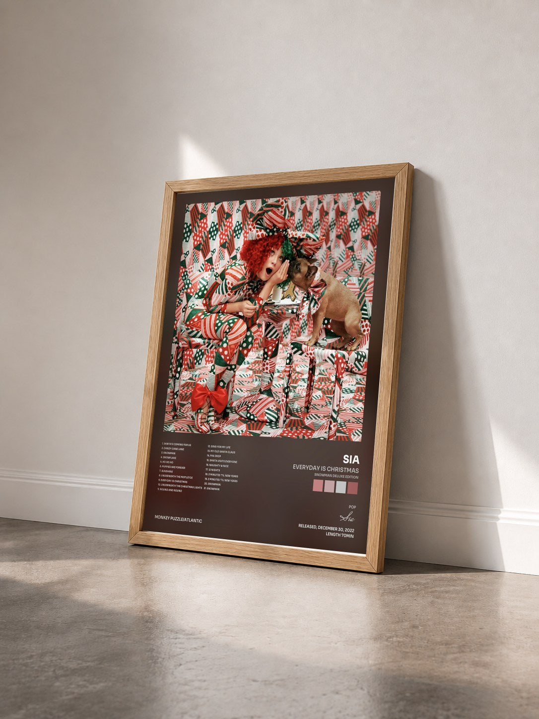 #bois Tableau de l'album Everyday Is Christmas (Snowman Deluxe Edition) de Sia vu de trois quarts, cadre en bois brut