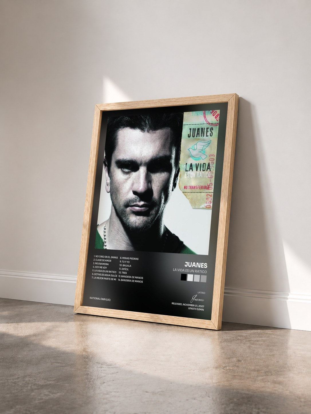 #bois Tableau de l'album La Vida Es Un Ratico de Juanes vu de trois quarts, cadre en bois brut