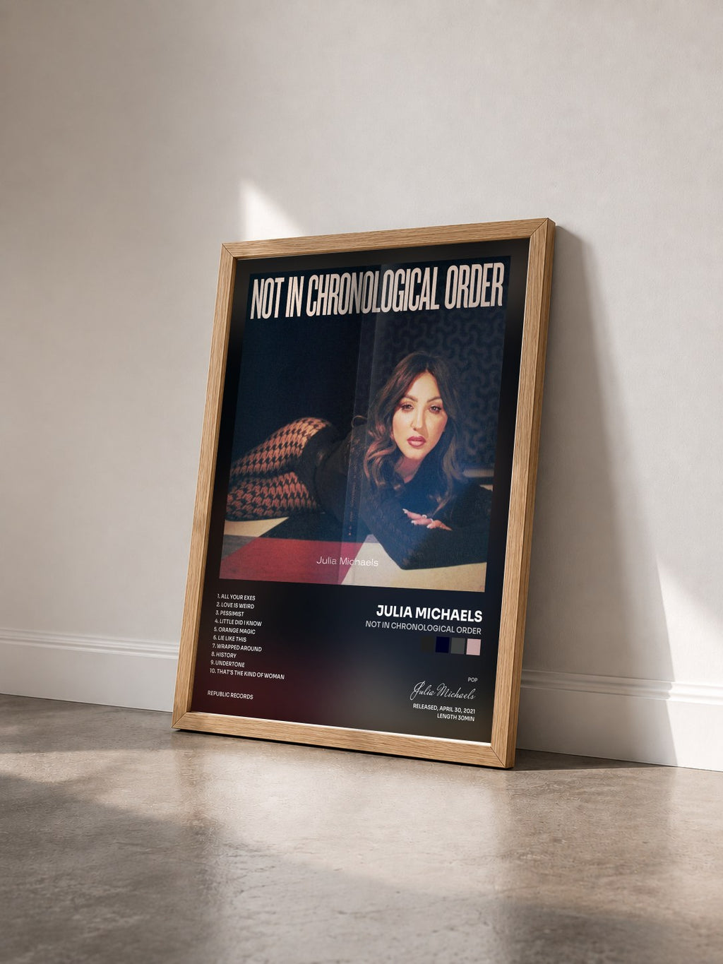 #bois Tableau de l'album Not In Chronological Order de Julia Michaels vu de trois quarts, cadre en bois brut