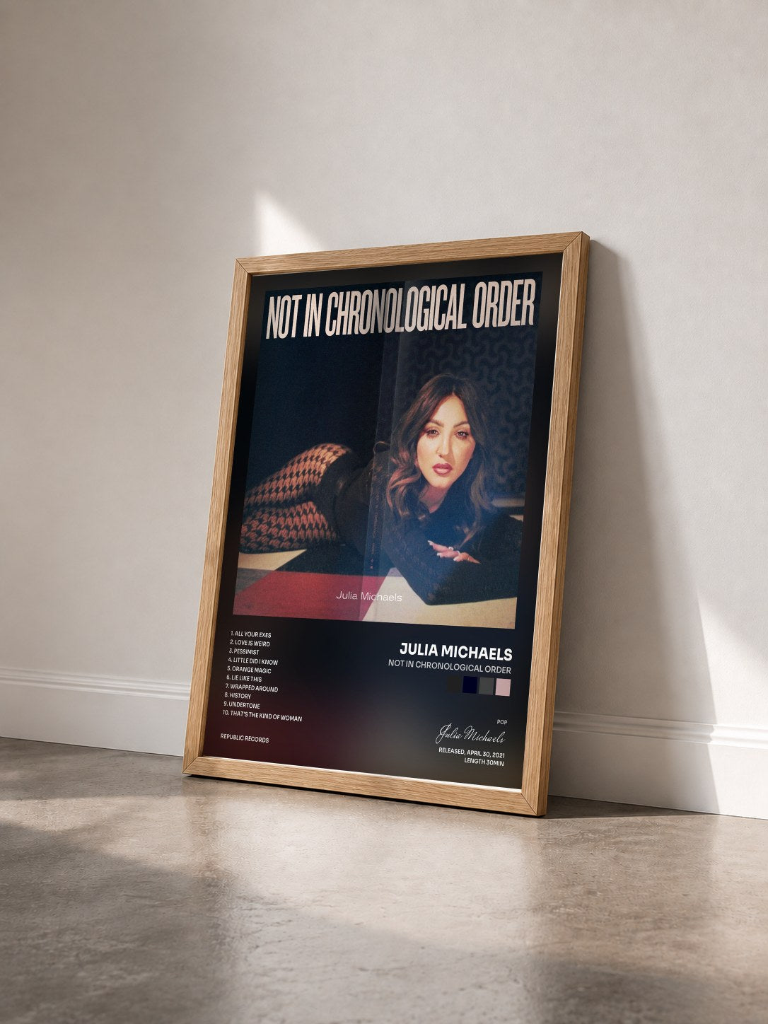 #bois Tableau de l'album Not In Chronological Order de Julia Michaels vu de trois quarts, cadre en bois brut