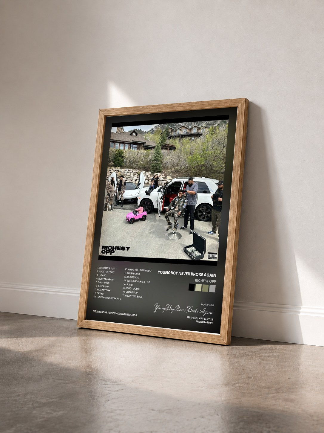 #bois Tableau de l'album Richest Opp de YoungBoy Never Broke Again vu de trois quarts, cadre en bois brut