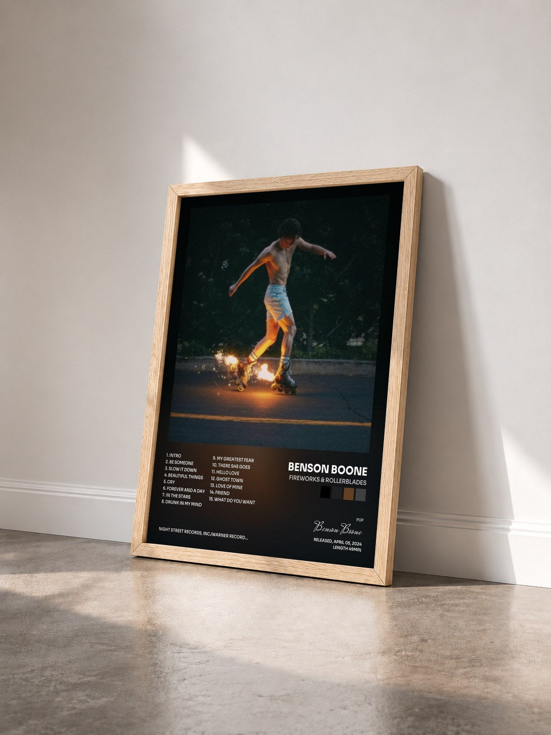 #bois Tableau de l'album Fireworks & Rollerblades de Benson Boone vu de trois quarts, cadre en bois brut