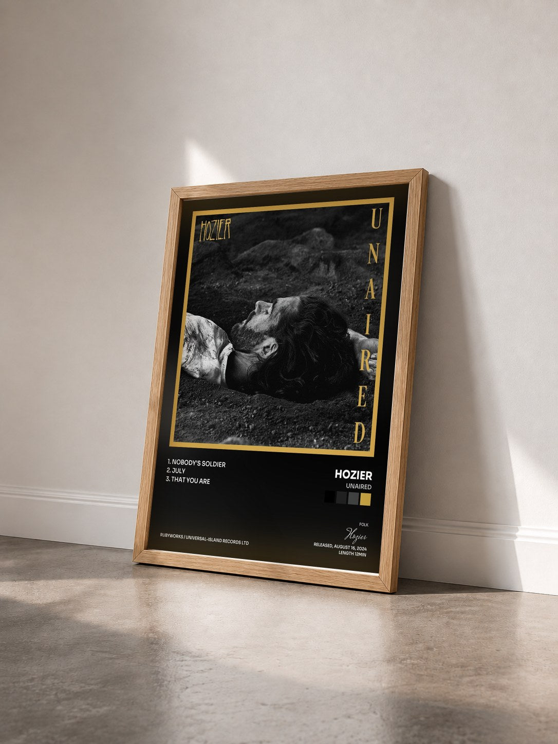 #bois Tableau de l'album Unaired de Hozier vu de trois quarts, cadre en bois brut
