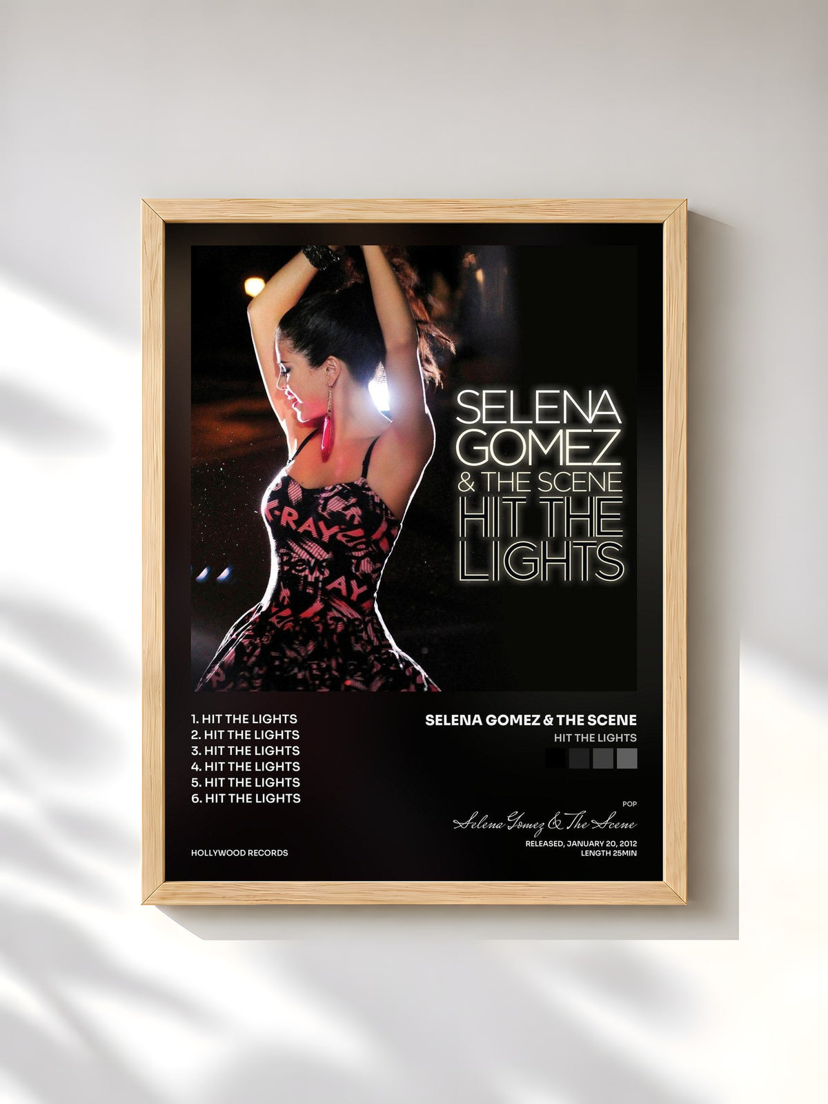 #bois Tableau de l'album Hit The Lights de Selena Gomez & The Scene, cadre en bois brut, imprimé et encadré en France