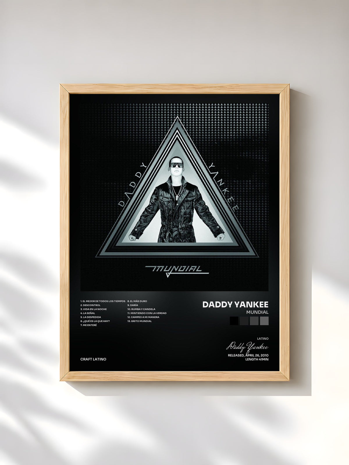 #bois Tableau de l'album Mundial de Daddy Yankee, cadre en bois brut, imprimé et encadré en France