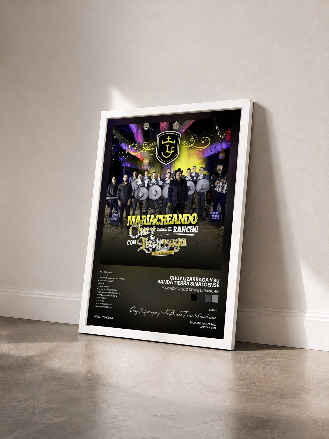 #blanc Tableau de l'album Mariacheando Desde El Rancho de Chuy Lizarraga y Su Banda Tierra Sinaloense vu de trois quarts, cadre blanc
