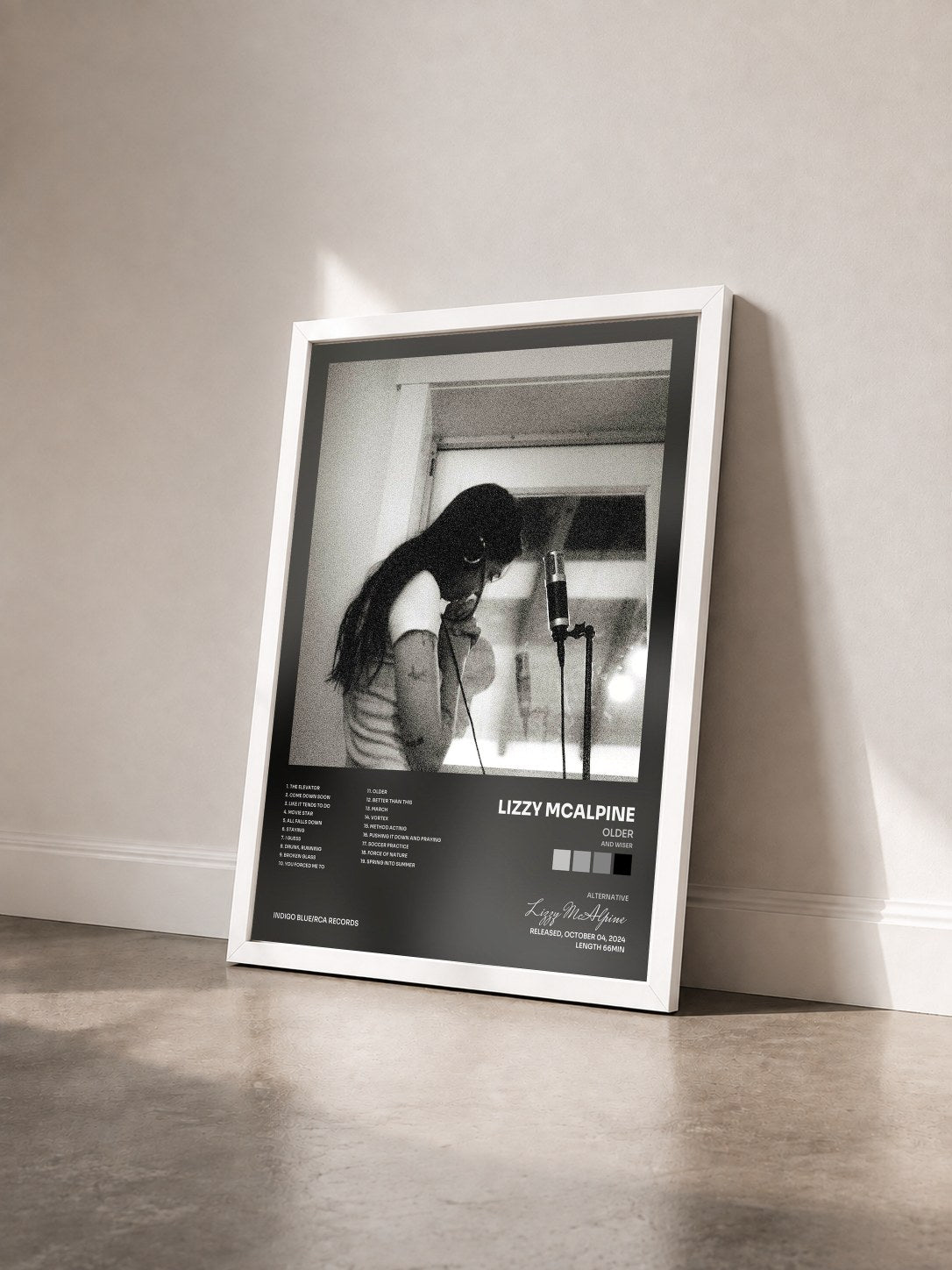 #blanc Tableau de l'album Older (and Wiser) de Lizzy McAlpine vu de trois quarts, cadre blanc