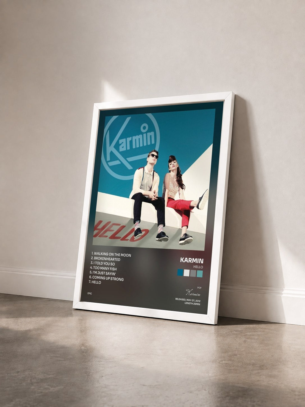 #blanc Tableau de l'album Hello de Karmin vu de trois quarts, cadre blanc