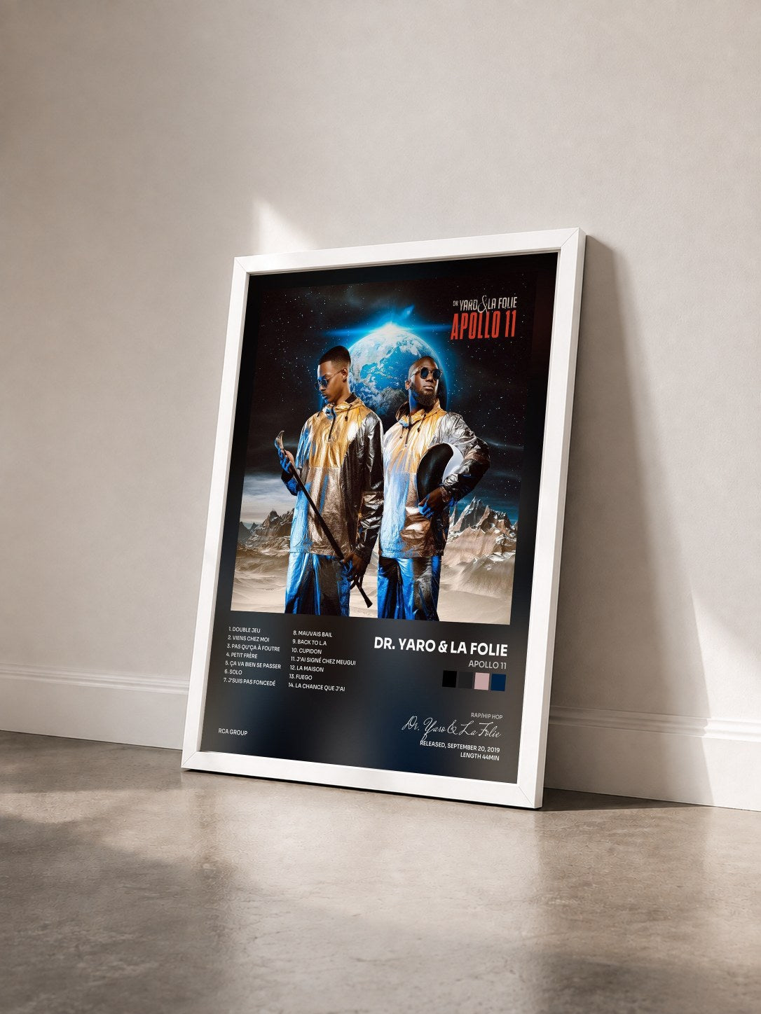 #blanc Tableau de l'album Apollo 11 de Dr. Yaro & La Folie vu de trois quarts, cadre blanc